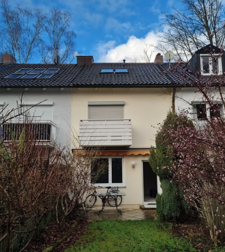 Dasselbe Reihenhaus vor der Sanierung: Baujahr 1954, ungedämmte Fassade, alte Dachfenster ohne Gaube